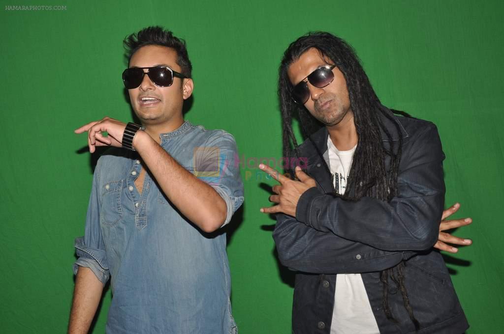 Apache Indian shoots with Raghav for new video in Malad, Mumbai on 10th Aug 2013