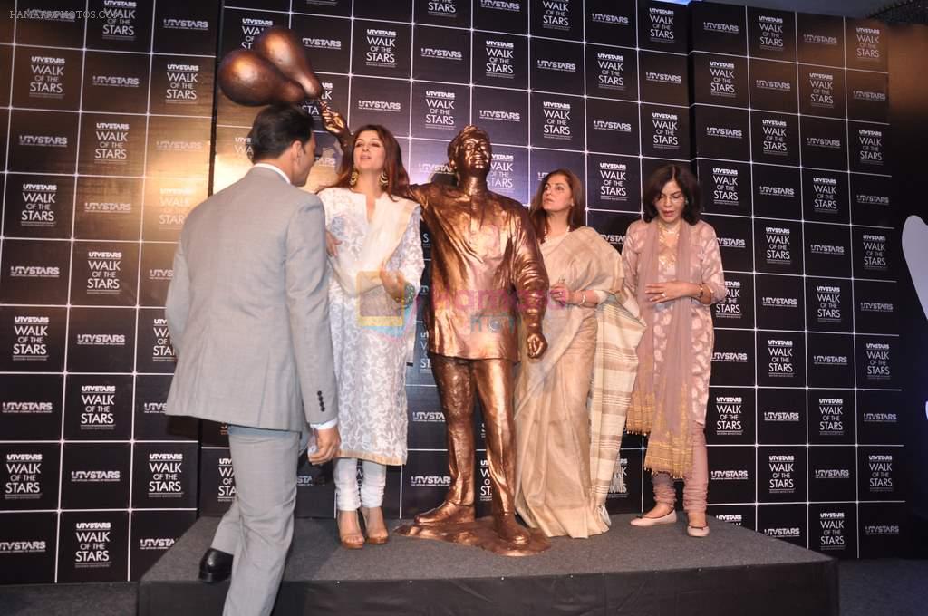 Dimple Kapadia, Zeenat Aman, Akshay Kumar, Twinkle Khanna at Rajesh Khanna's statue unvieled in Taj Land's End, Mumbai on 10th Aug 2013