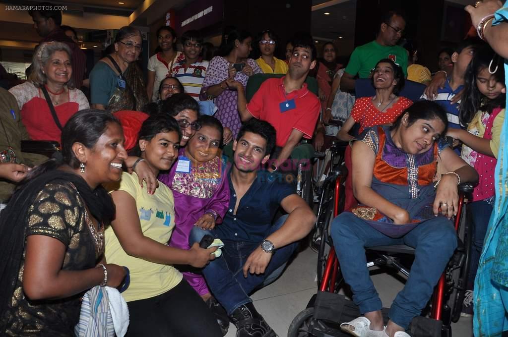 Ravi Dubey interacts with Kids of Shartul Ngo in Inorbit, Malad on 11th Aug 2013