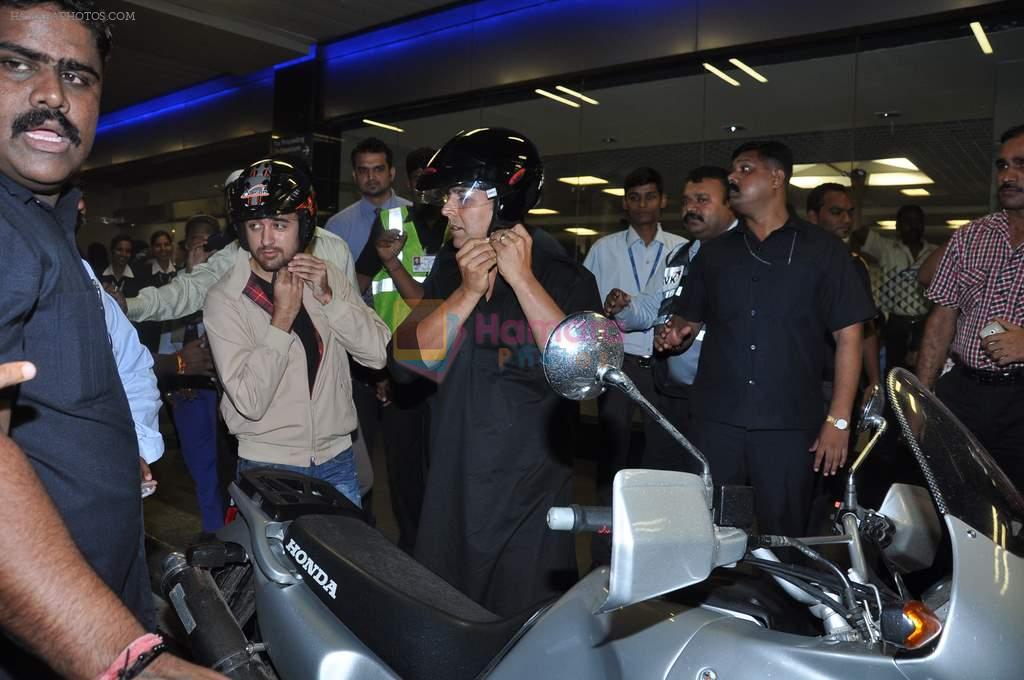 Akshay Kumar and Imran Khan return from Dubai in Mumbai Airport on 12th Aug 2013