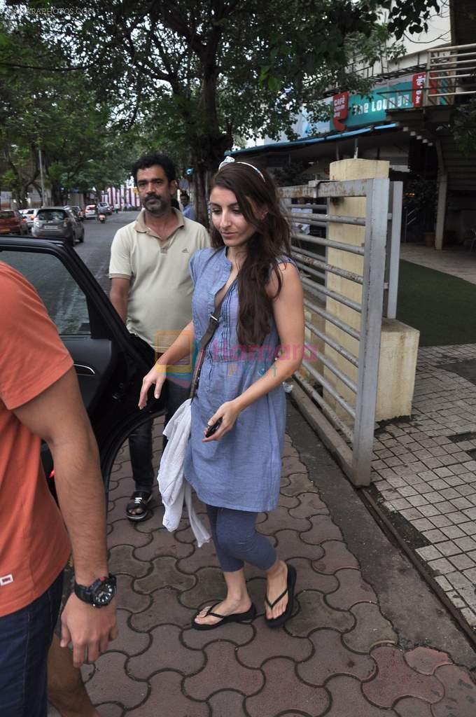 Soha Ali Khan snapped at PVR with friends in Juhu, Mumbai on 13th Aug 2013