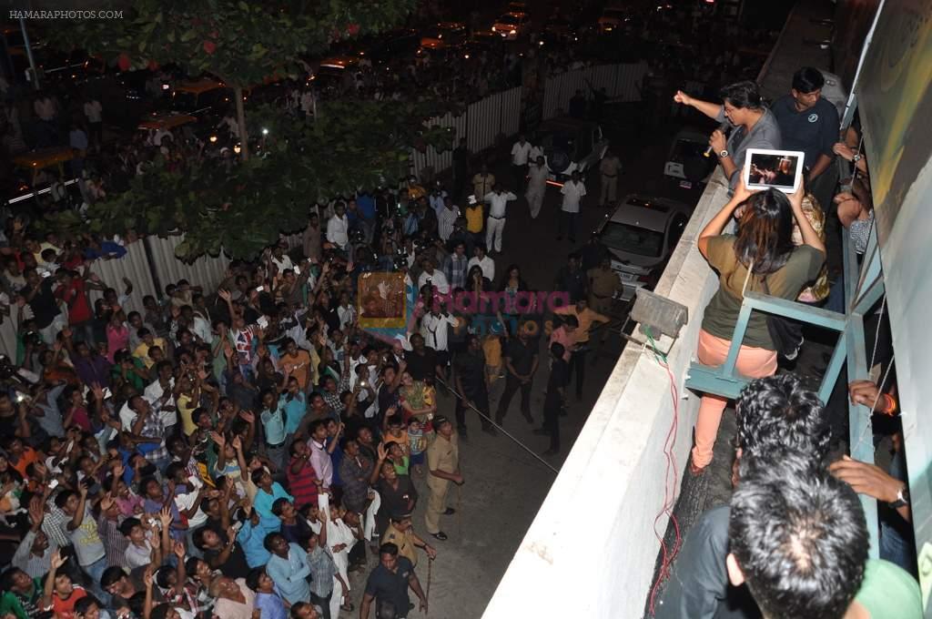 Shahrukh Khan promotes Chennai Express in Maratha Mandir, Mumbai on 15th Aug 2013