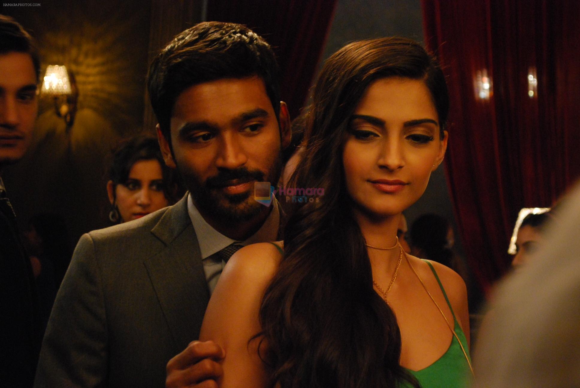 Sonam Kapoor and Dhanush in Raanjhanaa