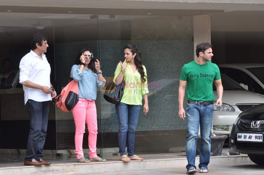 Sohail Khan snapped with family in Mumbai on 20th Aug 2013