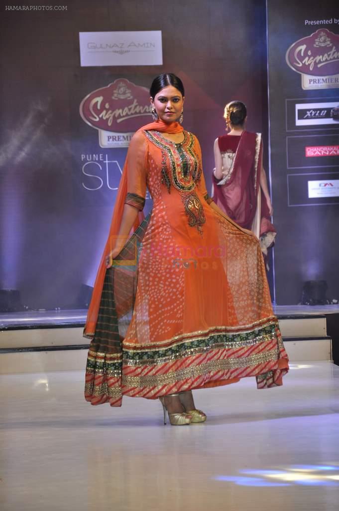 Model walk the ramp for Gulnaz Amin at the Signature Premier Pune Style Week 2013 on 19th Aug 2013