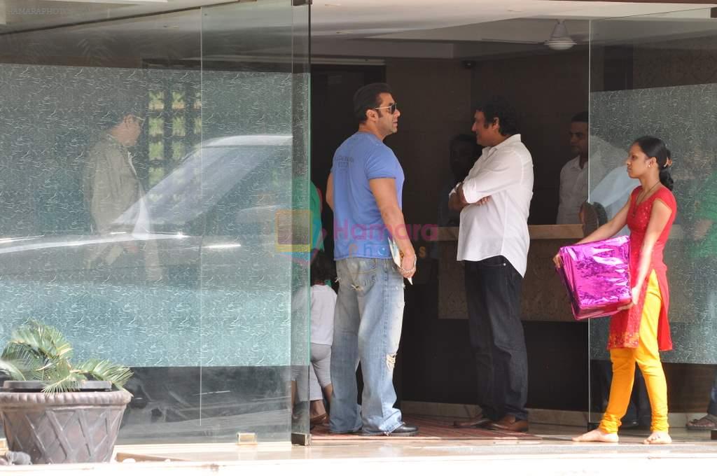 Salman Khan snapped with family in Mumbai on 20th Aug 2013