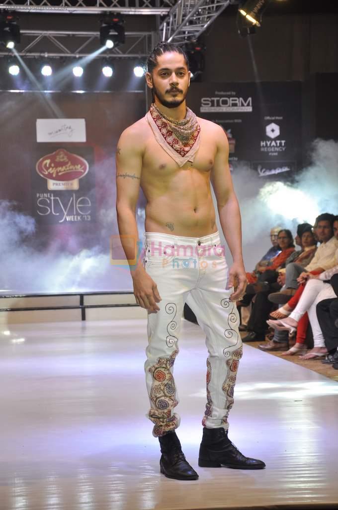 Model walk the ramp for Mumtaz Khan at the Signature Premier Pune Style Week 2013 on 19th Aug 2013