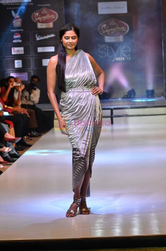 Model walk the ramp for Jattinn Kochchar at the Signature Premier Pune Style Week 2013 on 19th Aug 2013