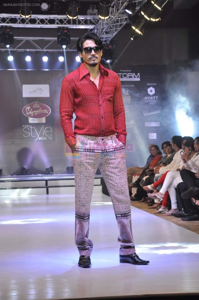 Shawar Ali walk the ramp for Mumtaz Khan at the Signature Premier Pune Style Week 2013 on 19th Aug 2013
