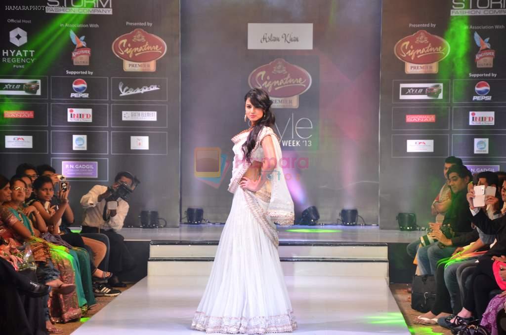 Sonal Chauhan walk the ramp for Aslam Khan at the Signature Premier Pune Style Week 2013 on 19th Aug 2013