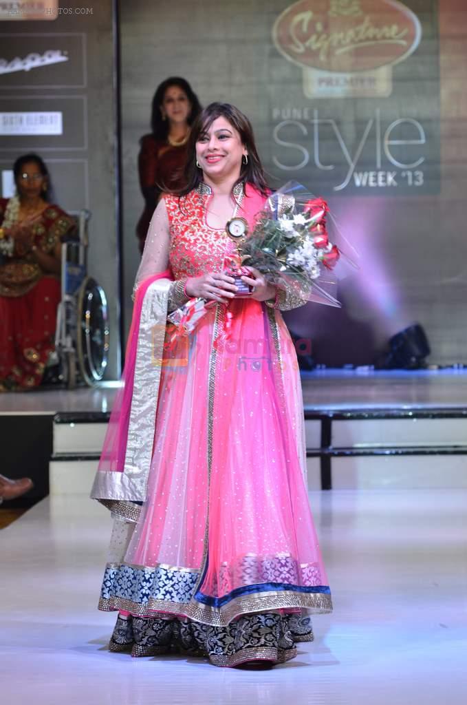 Model walk the ramp for Women's Achievers Award at the Signature Premier Pune Style Week 2013 on 19th Aug 2013