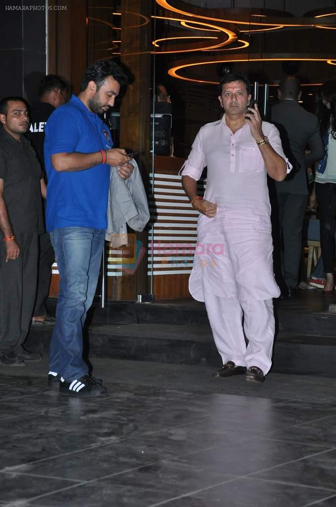 Raj Kundra snapped in Khar, Mumbai on 21st Aug 2013