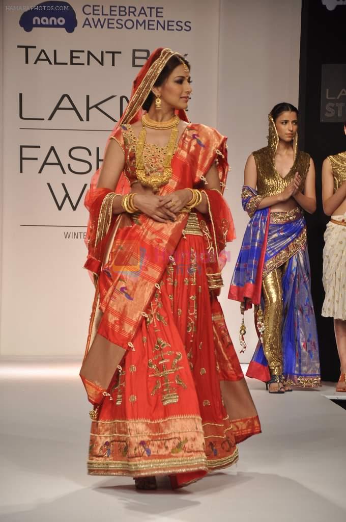 Sonali Bendre walk the ramp for Talent Box Hrishitaa Chaterjee Deshpande show at LFW 2013 Day 2 in Grand Haytt on 24th Aug 2013