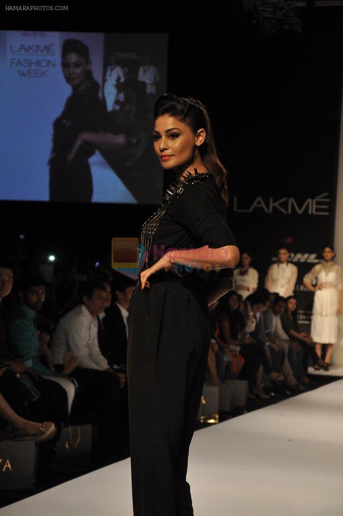 Puja Gupta walk the ramp for House of Chic show at LFW 2013 Day 5 in Grand Haytt, Mumbai on 27th Aug 2013