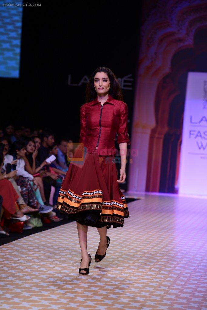 Model walk the ramp for Archana Kocchar show at LFW 2013 Day 5 in Grand Haytt, Mumbai on 27th Aug 2013