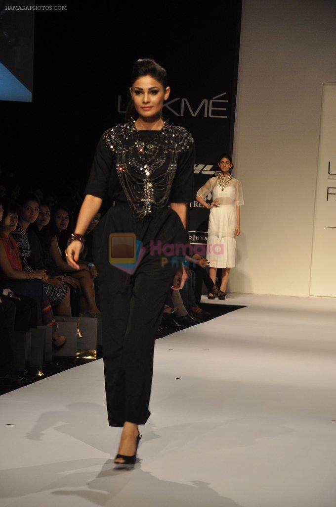 Puja Gupta walk the ramp for House of Chic show at LFW 2013 Day 5 in Grand Haytt, Mumbai on 27th Aug 2013