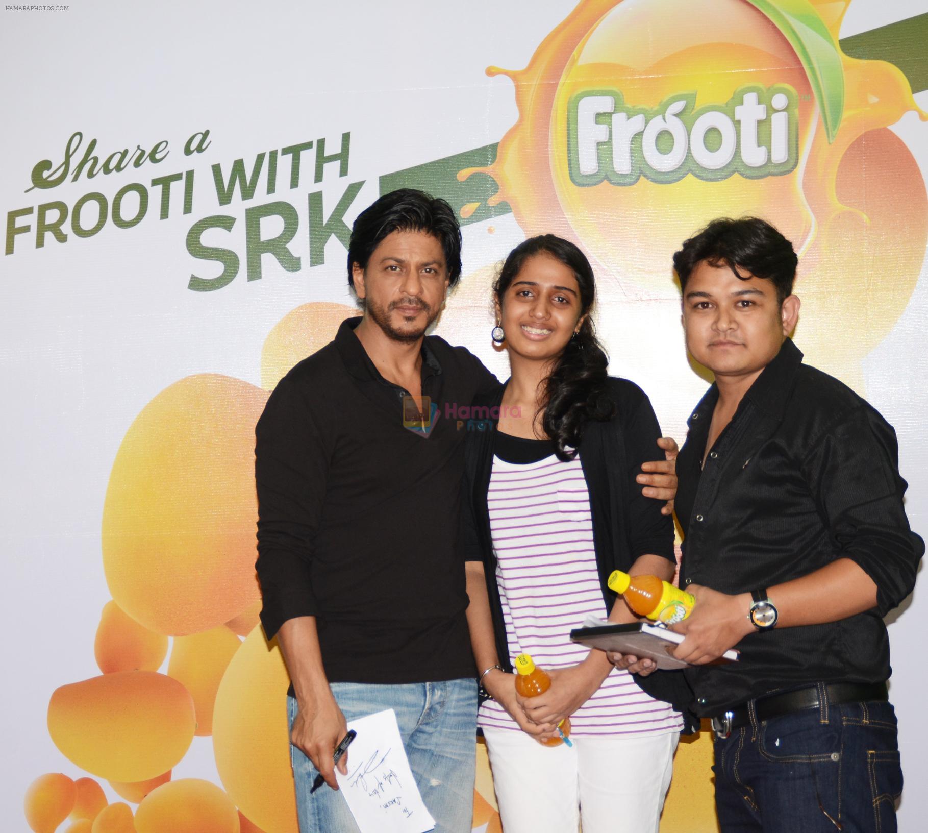 Shahrukh Khan shares the magic of fresh n juicy mangoes with his die-hard fans on 30th Aug 2013