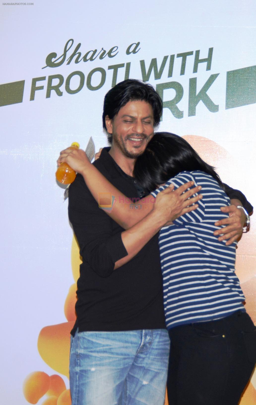 Shahrukh Khan shares the magic of fresh n juicy mangoes with his die-hard fans on 30th Aug 2013