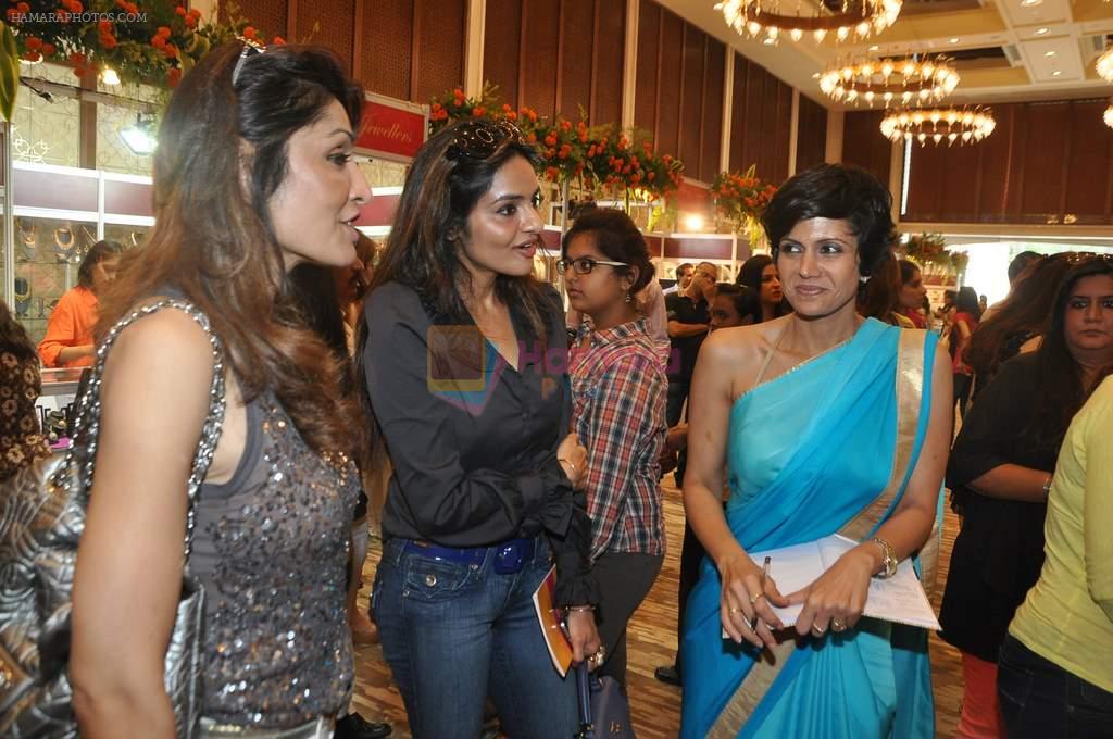 Madhoo Shah, Queenie Dhody, Mandira Bedi at Araish Exhibition in Mumbai on 3rd Sept 2013