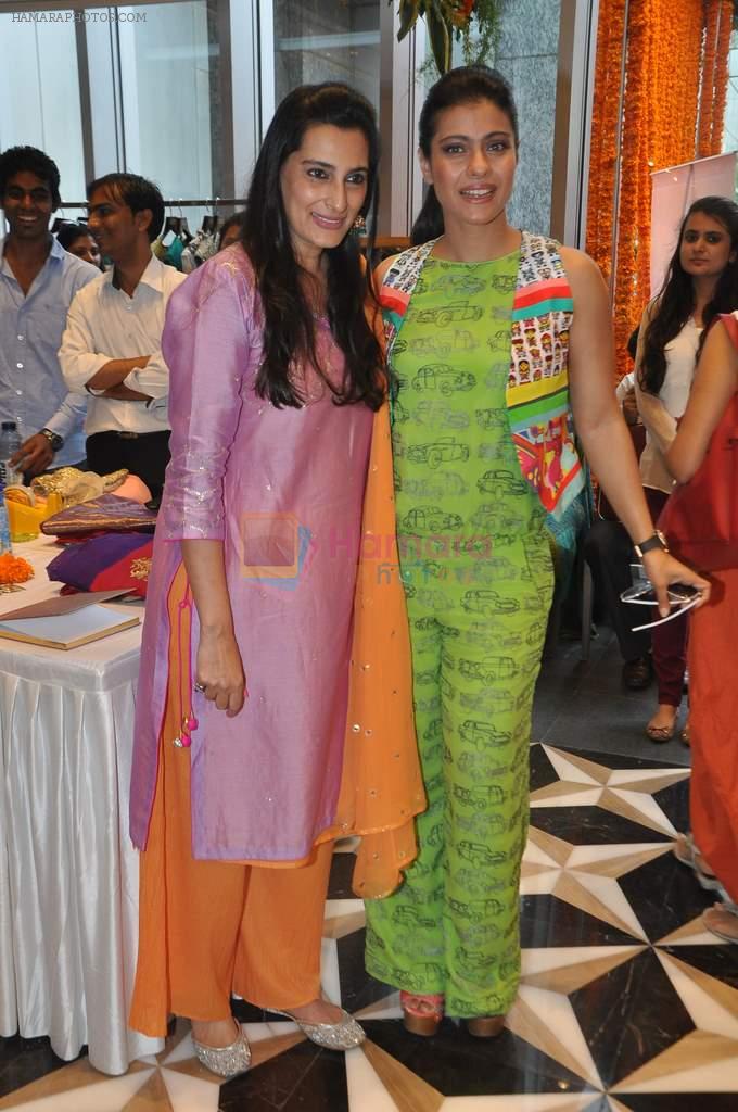 Kajol, Mana Shetty at Araish Exhibition in Mumbai on 3rd Sept 2013