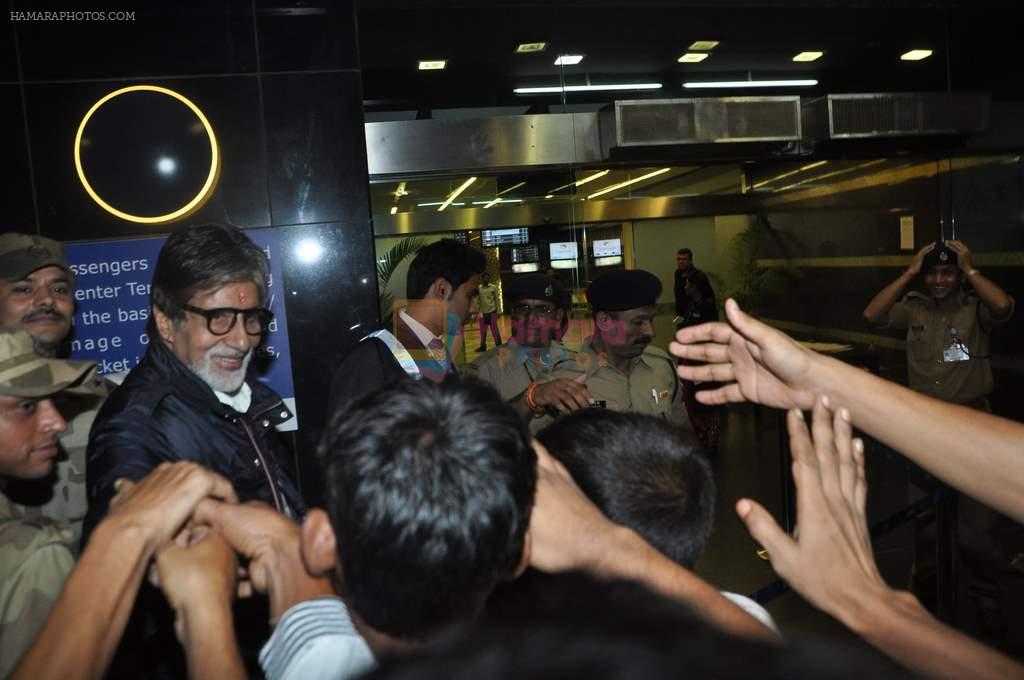 Amitabh Bachchan snapped at airport in Mumbai on 8th Sept 2013