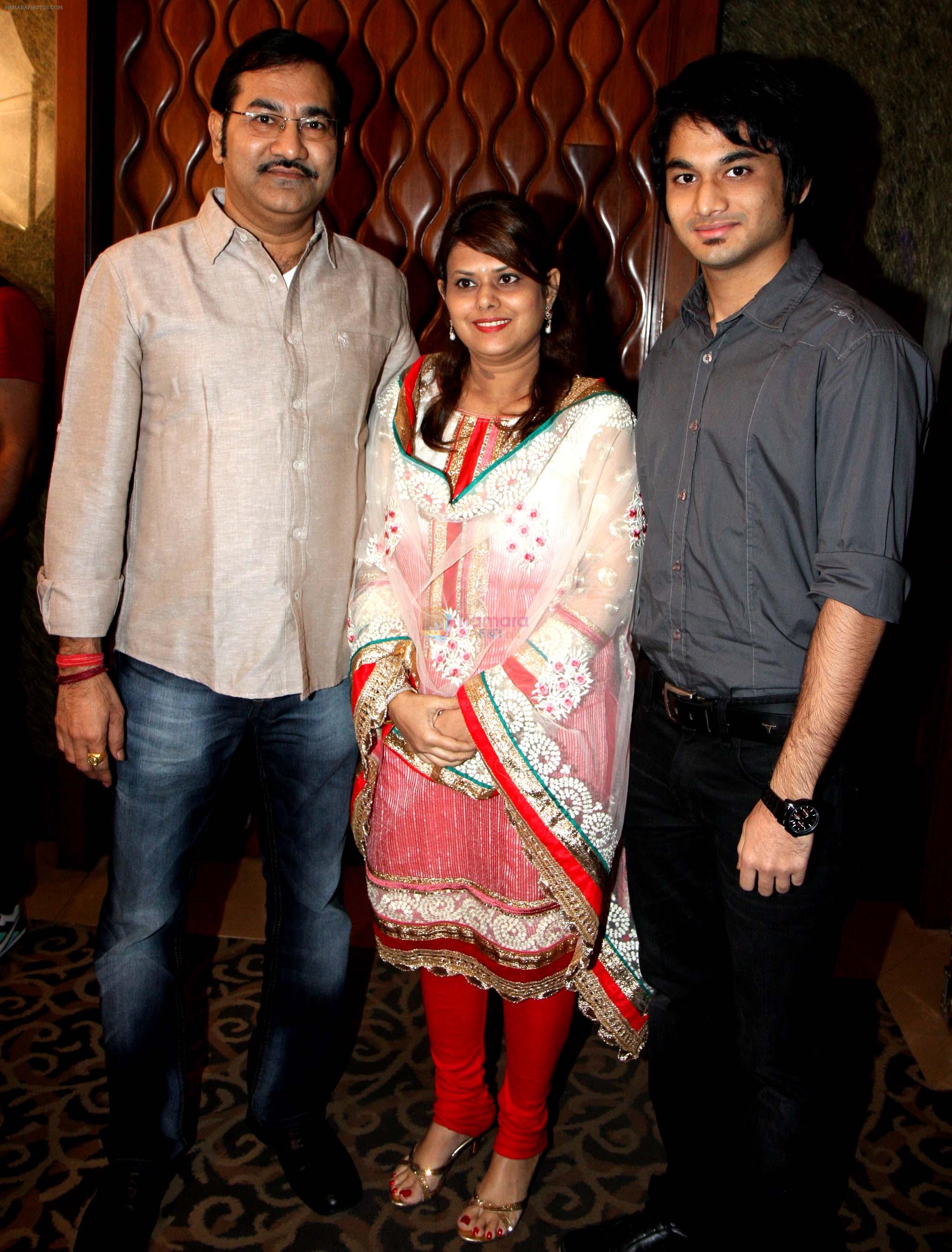 sudesh bhosle & family at Adesh Shrivastava birthday party in Sun N Sand Hotel, Mumbai on 8th Sept 2013
