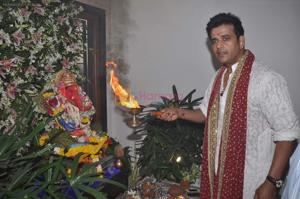 Ravi Kishan celebrate Ganesh Chaturthi in Mumbai on 9th Sept 2013