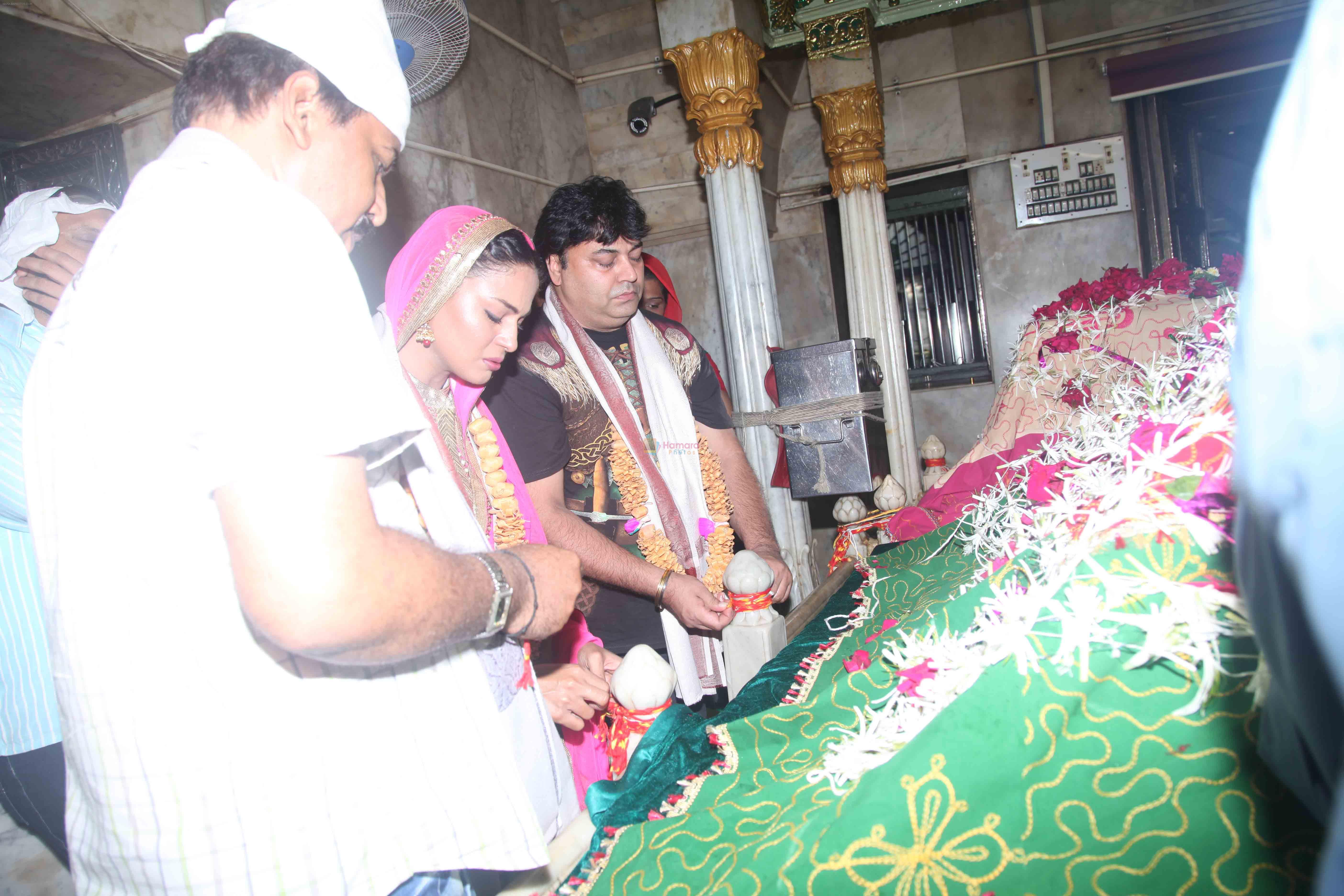 Veena Malik and Ravi Alhawat Visited Mahim Dargah to seek blessing for movie Super Model