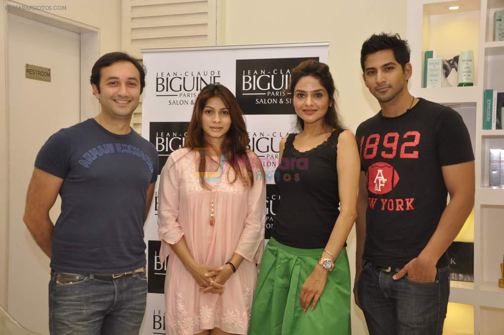 Madhoo Shah, Tanisha Mukherjeee at Jean Claude Biguine Bandra parlour in Mumbai on 10th Sept 2013