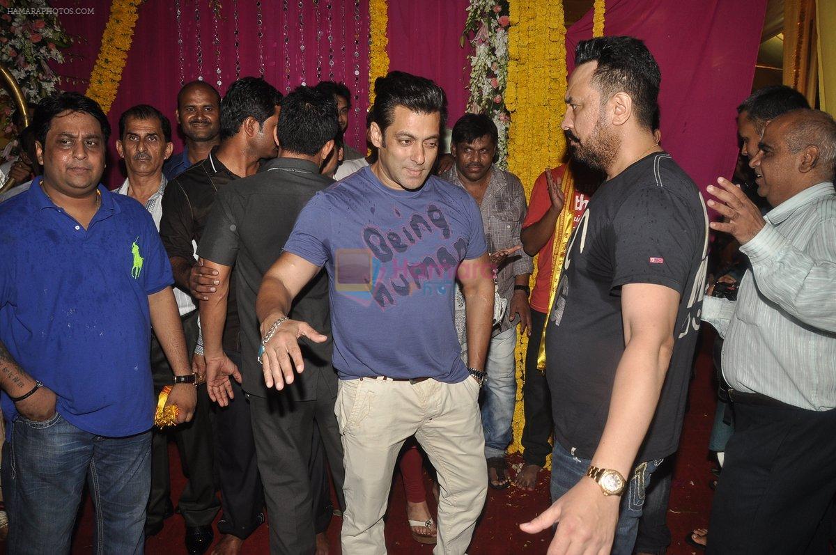 Salman Khan at Salman Khan's Ganesha Visarjan in Mumbai on 10th Sept 2013