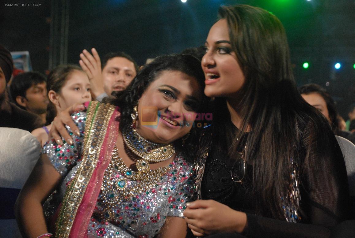 Sonakshi Sinha hugs winner Mithu Chakraborty at the finale of DID Super Moms