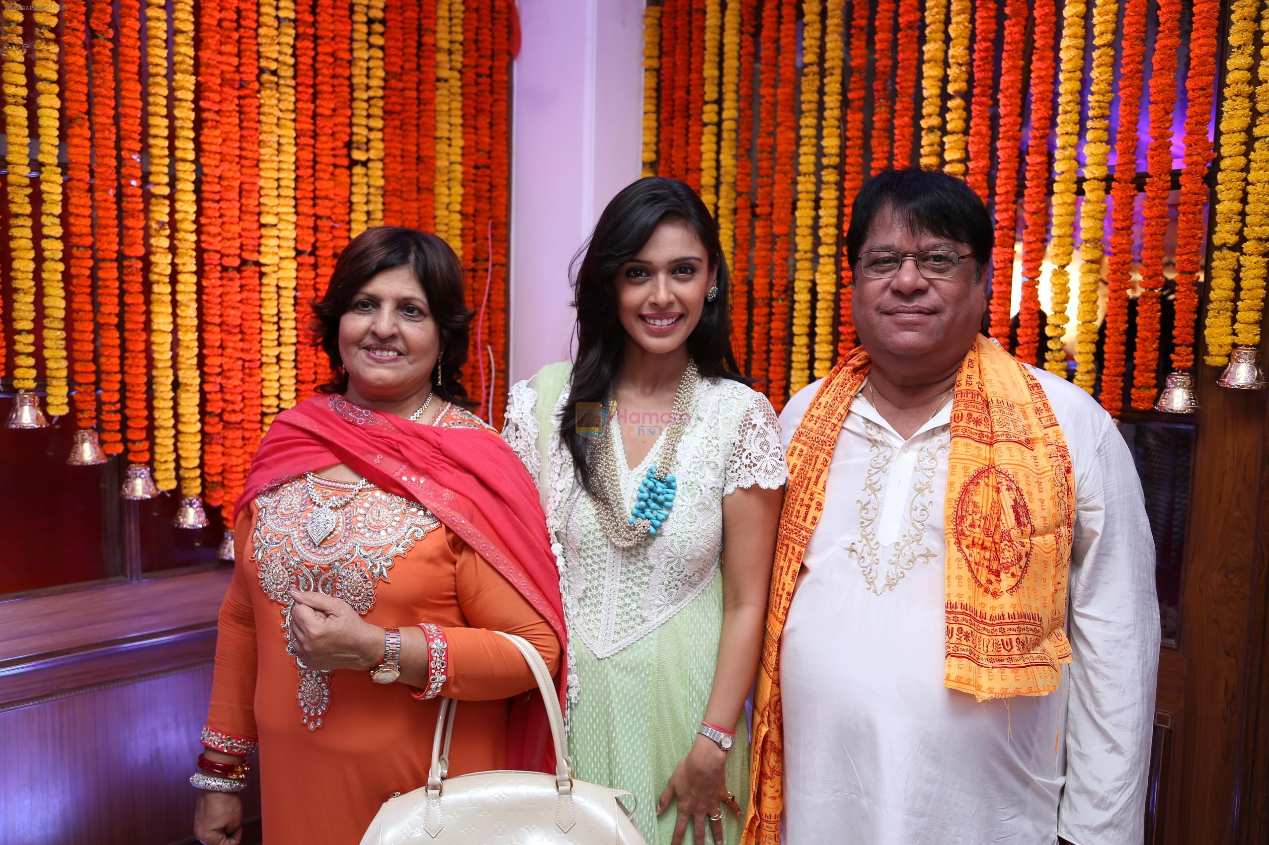 Hrishitta Bhatt Celebrated Ganesh Chaturthi With Delhi Based Fashion Designer Duo Kapil & Mmonika Arora on 9th Sept 2013