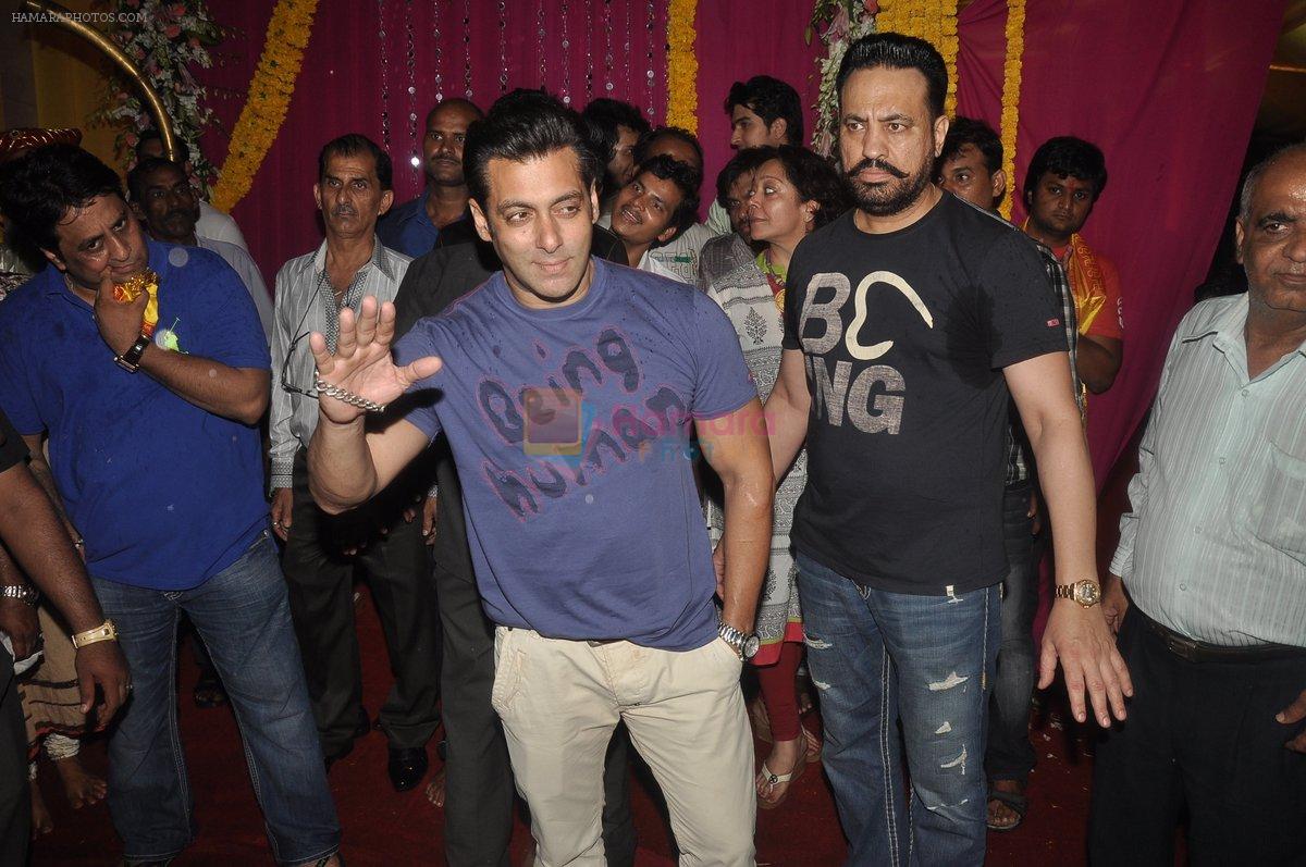 Salman Khan at Salman Khan's Ganesha Visarjan in Mumbai on 10th Sept 2013