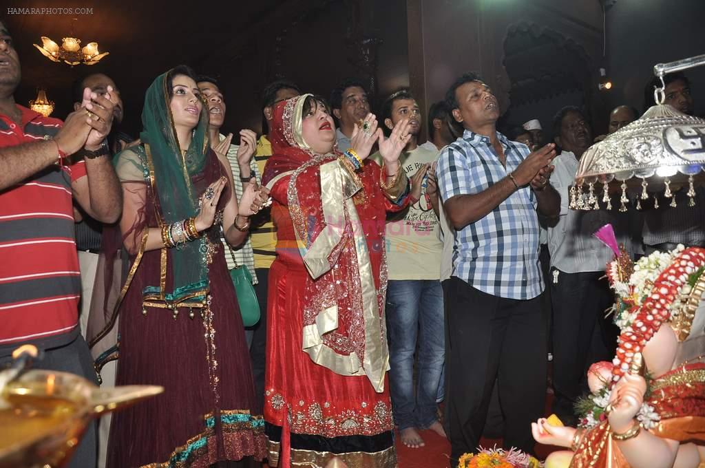 Dolly Bindra offer prayers to Andheri Cha Raja in Mumbai on 12th Sept 2013