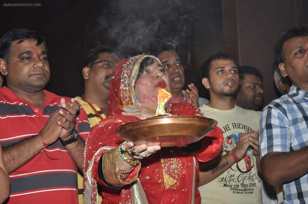 Dolly Bindra offer prayers to Andheri Cha Raja in Mumbai on 12th Sept 2013