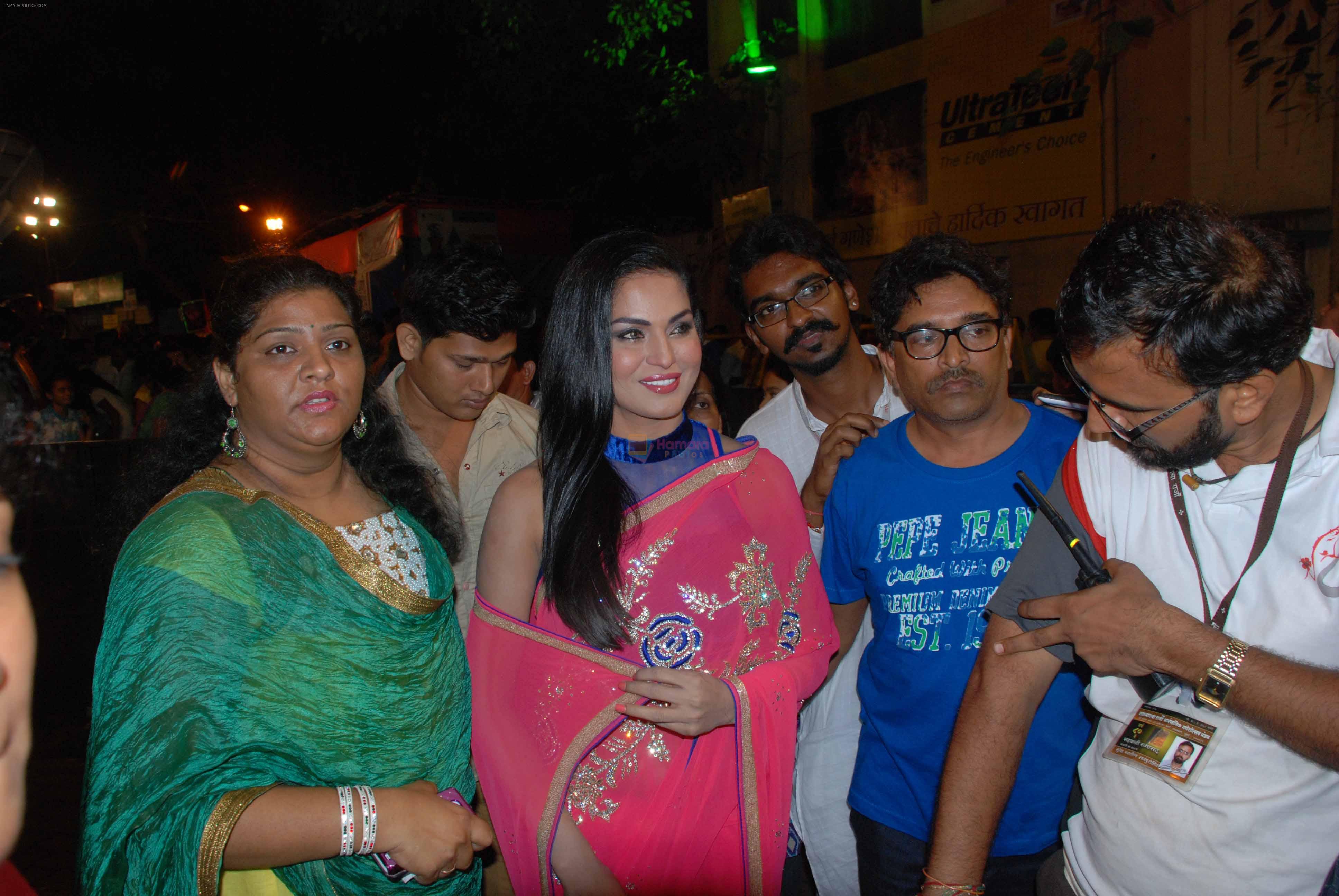 Veena Malik at Lalbaugcha Raja on 13th Sept 2013