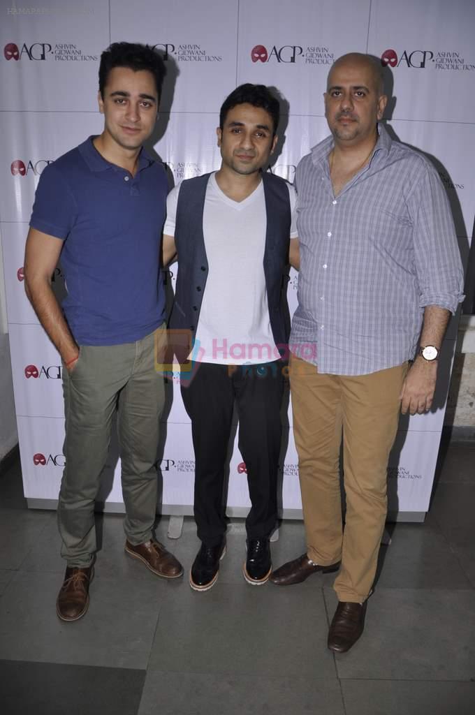 Imran Khan at Ashvin Gidwani's Theatrical comedy Battle of Da Sexes with Indian comedian Vir Das in Mumbai on 13th Sept 2013