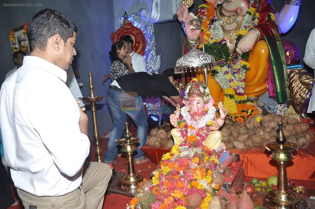 Murli Sharma visit Andheri Cha Raja in Mumbai on 14th Sept 2013