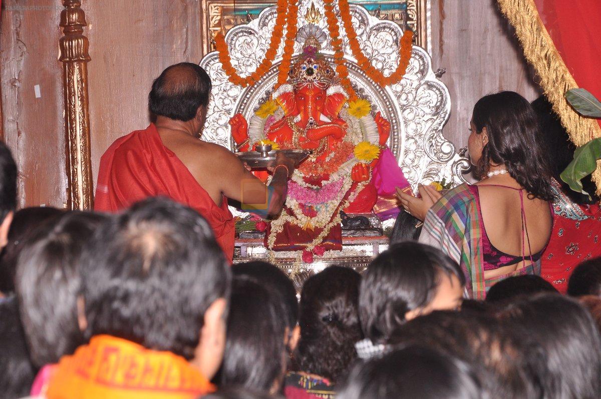 Vidya Balan seeks Siddhivinayak Blessings on 15th Sept 2013