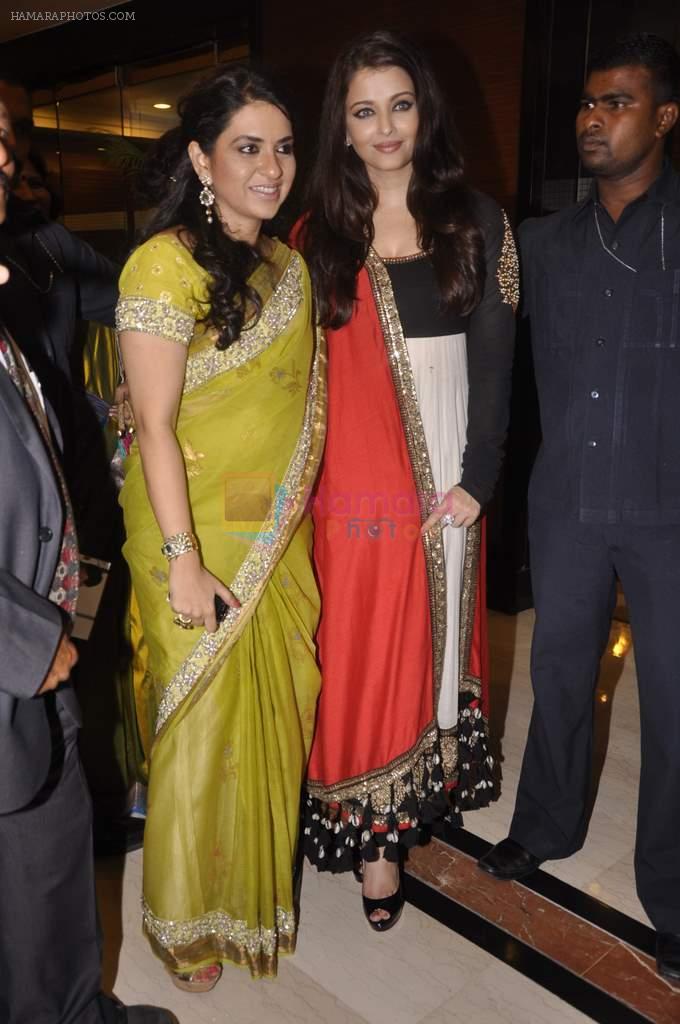 Aishwarya Rai Bachchan, Shaina NC at Giant Awards in Trident, Mumbai on 17th Sept 2013