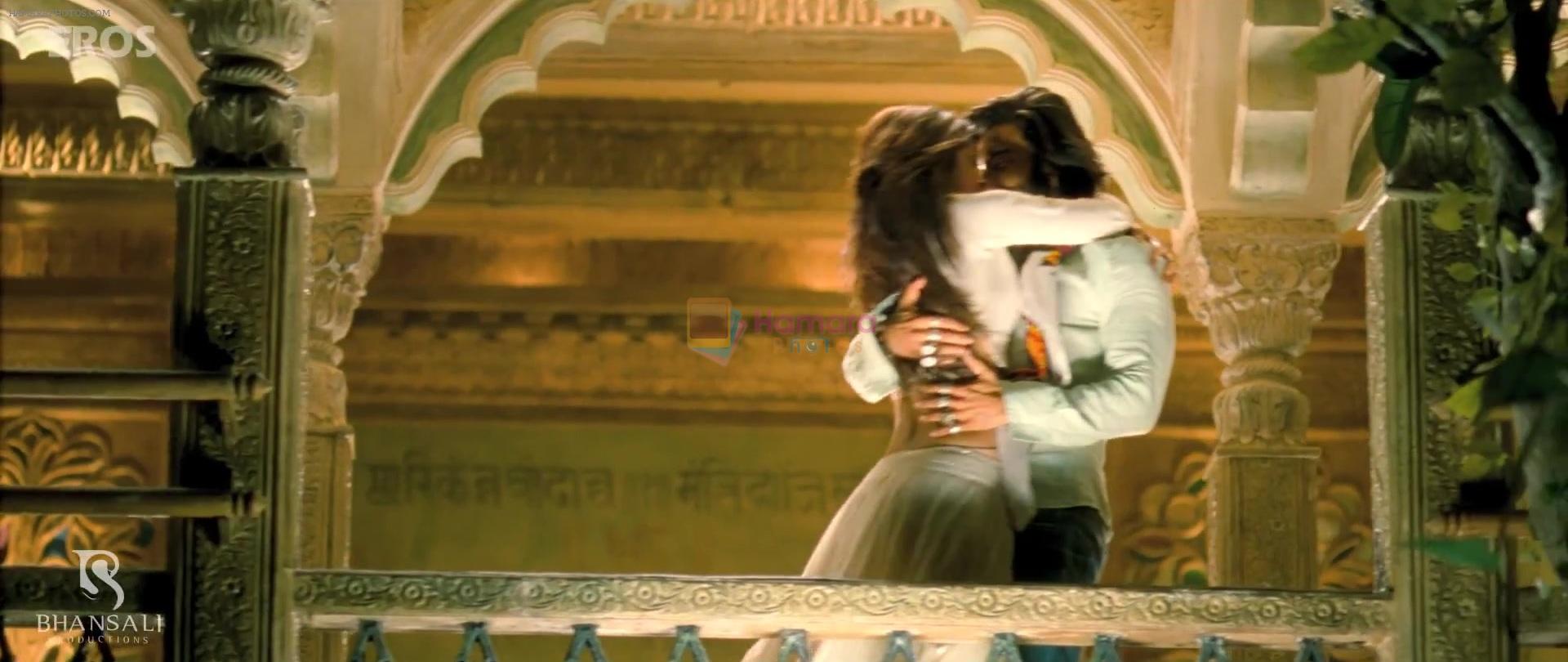 Deepika Padukone, Ranveer Singh in Still from movie Ramleela