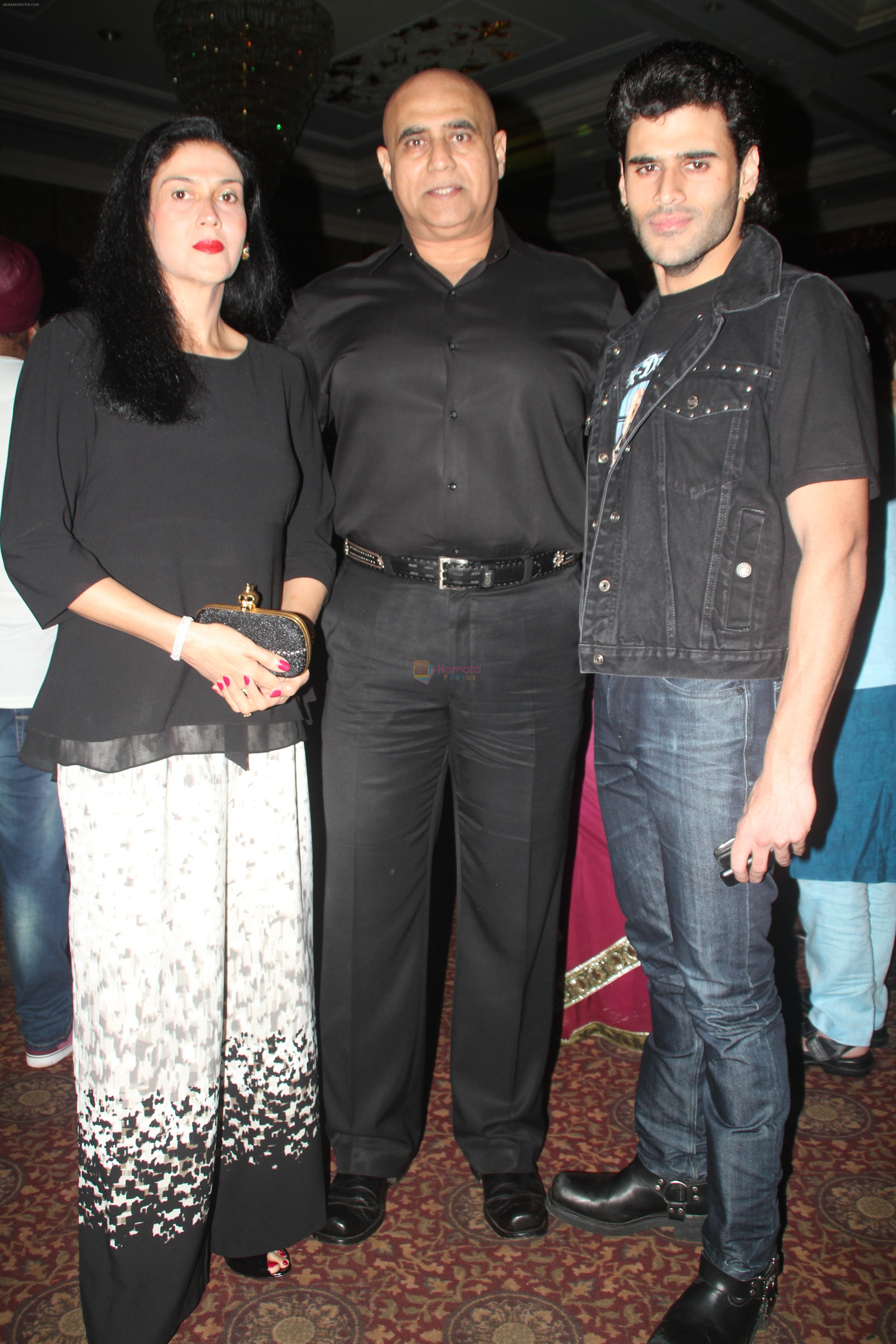 Puneet Issar's wife Deepali, Puneet issar and son siddhart at Siddharth Kumar Tewary�s launch party for Mahabharat