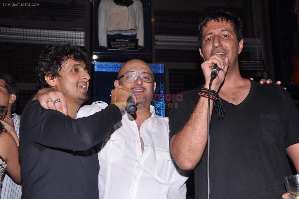 Sonu Nigam, Sulaiman Merchant at Lucky Morani's bday bash in Hard Rock, Mumbai on 19th Sept 2013
