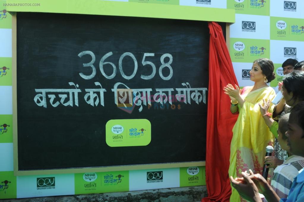 Vidya Balan unveiling the number of kids impacted through Nihar Naturals Shanti Amla's Chotte Kadam Pragati ki Aur initiative