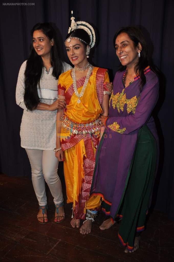 Shweta Tiwari, Deeya Singh at Giaa Singh rehearses Odissi dance in Mumbai on 3rd Oct 2013