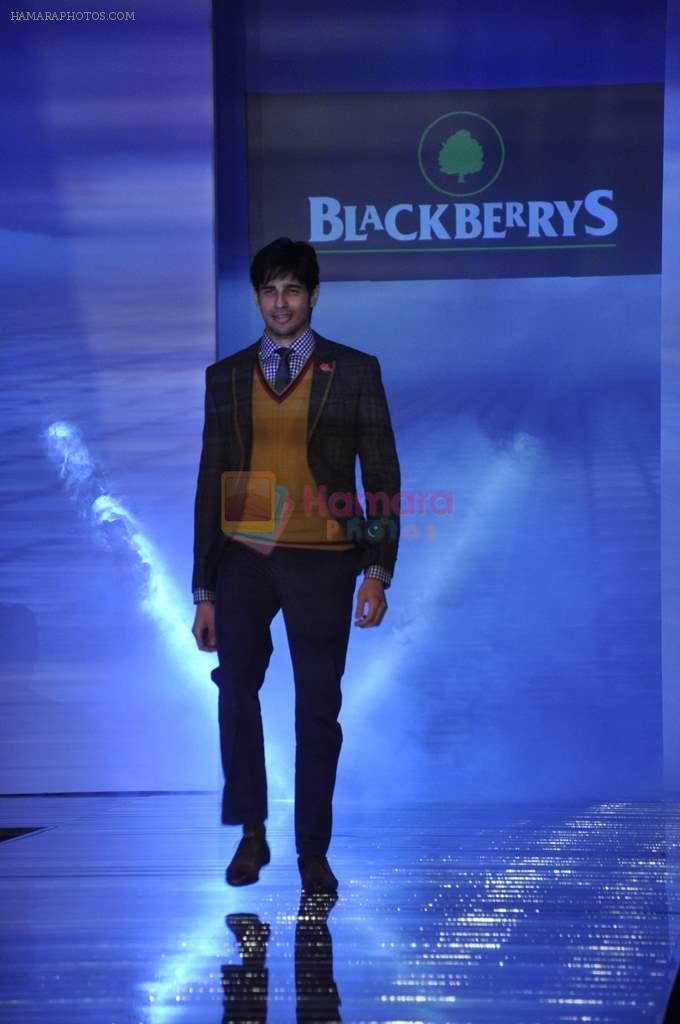 Siddharth Malhotra at Blackberry night in Mumbai on 4th Oct 2013