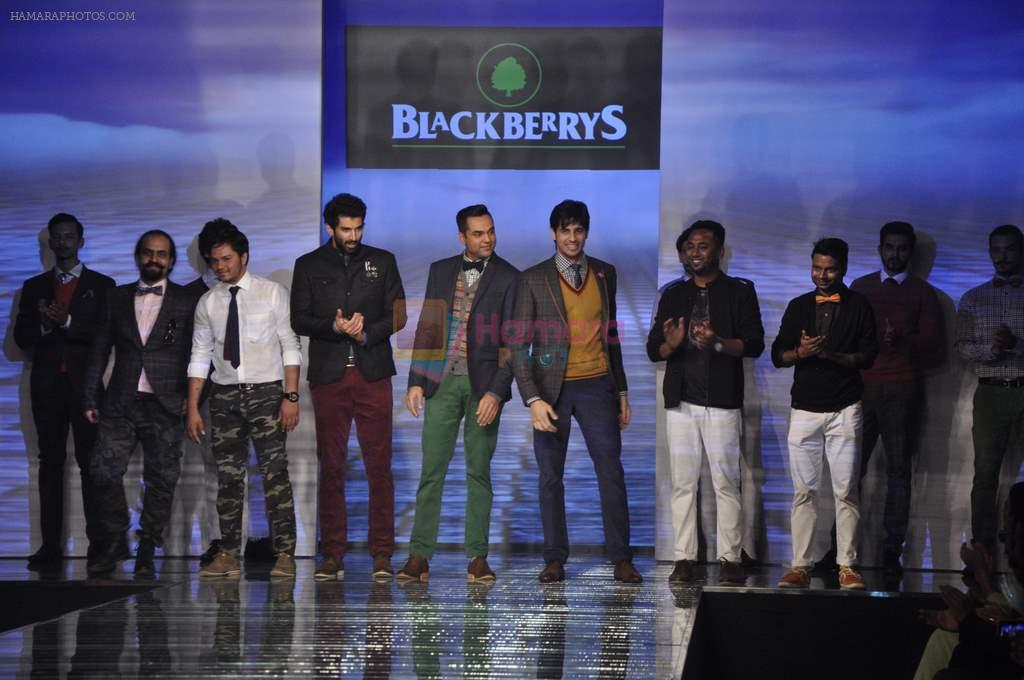 Abhay Deol, Siddharth Malhotra, Aditya Roy Kapur at Blackberry night in Mumbai on 4th Oct 2013