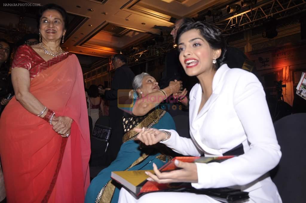 Waheeda Rehman, Sonam Kapoor, Asha Parekh at Tata Medical charity event in Taj Hotel, Mumbai on 5th Oct 2013