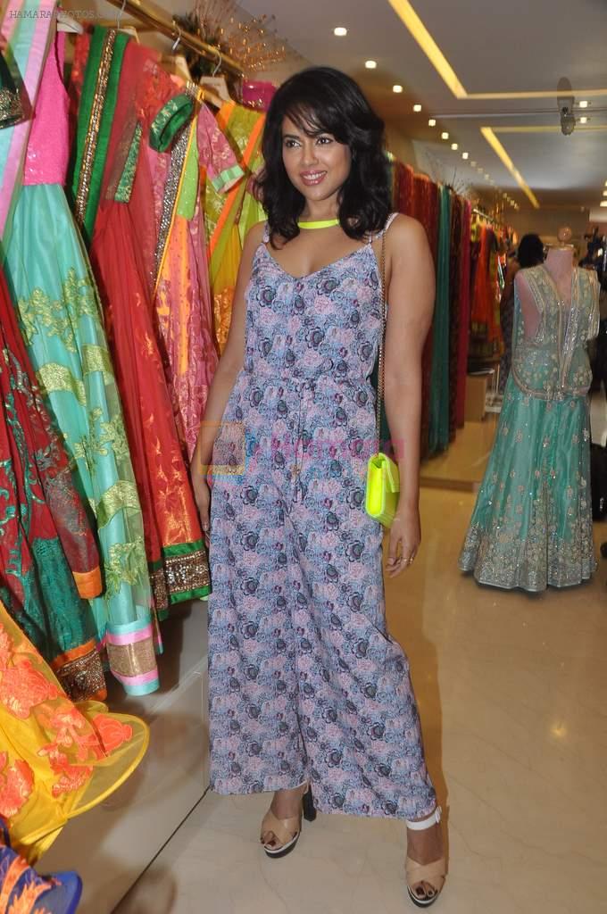 Sameera Reddy at Neeta Lulla's Bridal collection in Mumbai on 5th Oct 2013