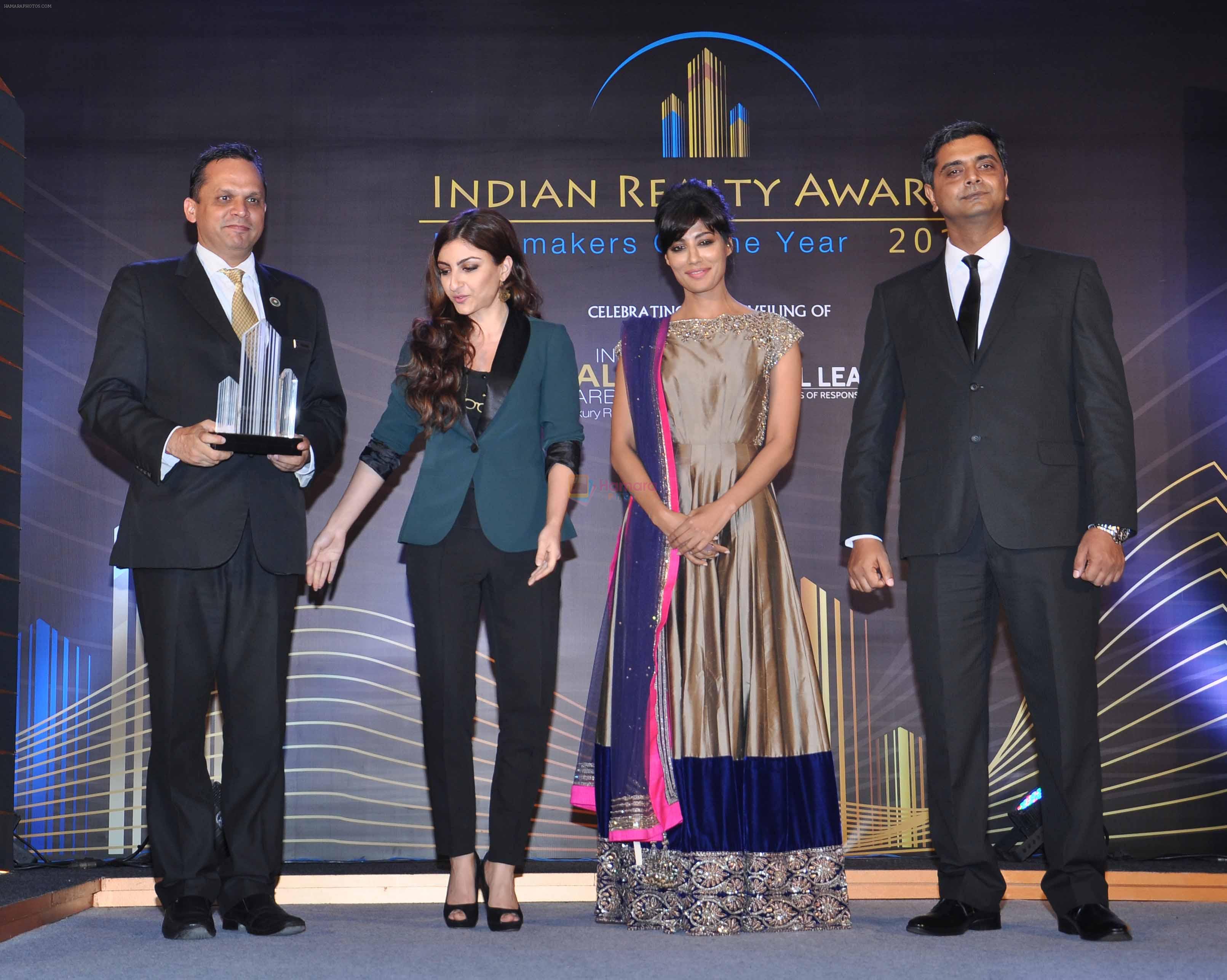 Chitrangada Singh, Soha Ali Khan launch India Realty Yearbook & Real Leaders at The premier Indian Realty Awards 2013 in New Delhi on 8th Oct 2013